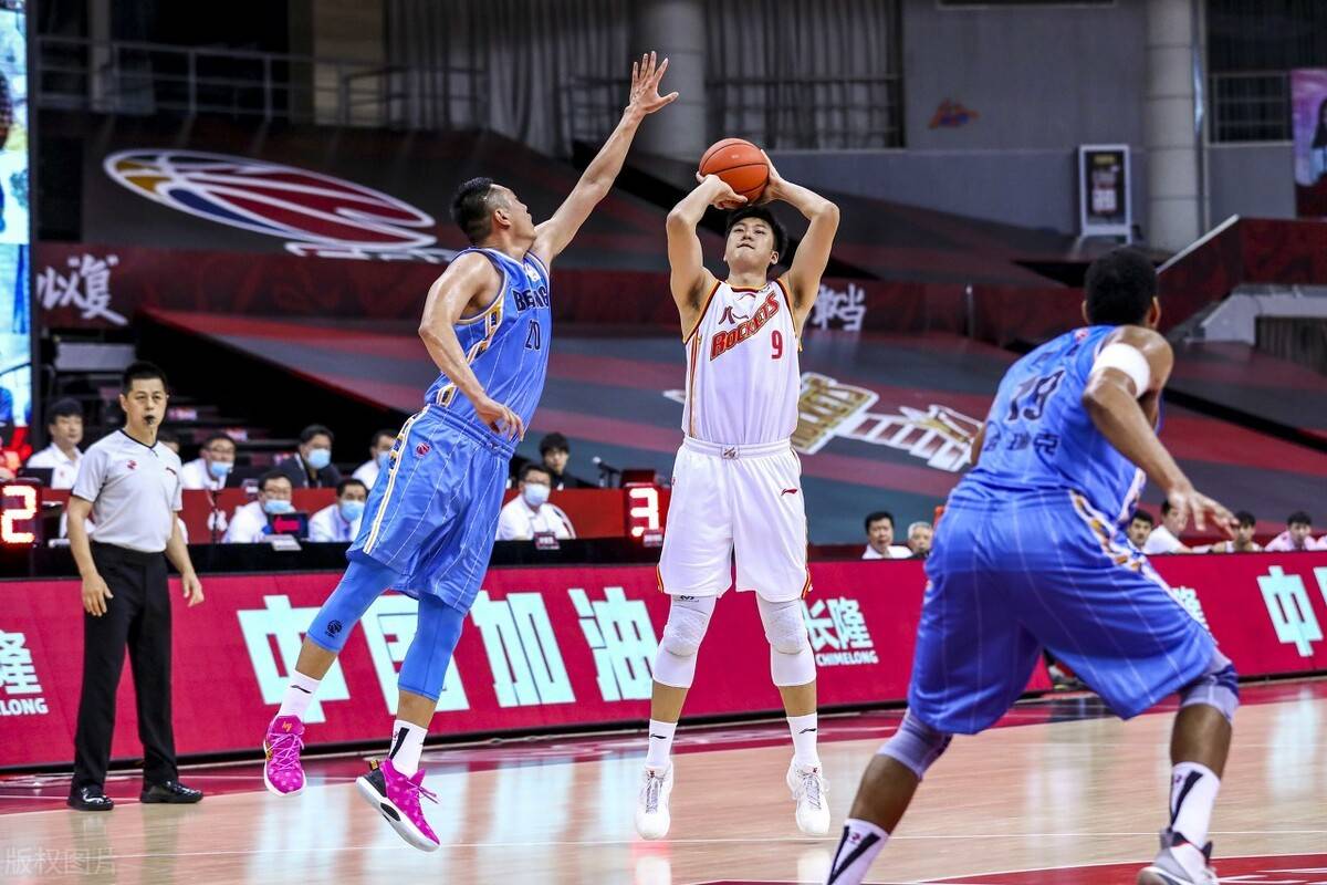 中锋传射率先助球队在比赛中开启局面的简单介绍 中锋传射率先助球队在比赛中开启局面的简单介绍