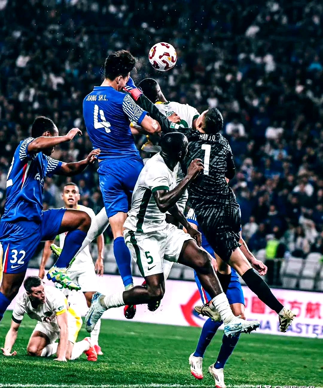 三亿体育体育课程-胜败由命！球员们在场上不畏艰难迎接挑战