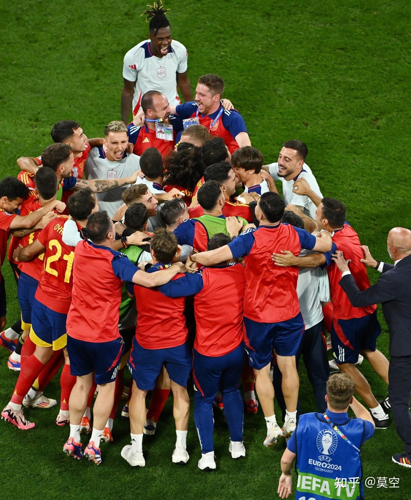 胜败由命!球员们在场上不畏艰难迎接挑战 胜败由命!球员们在场上不畏艰难迎接挑战