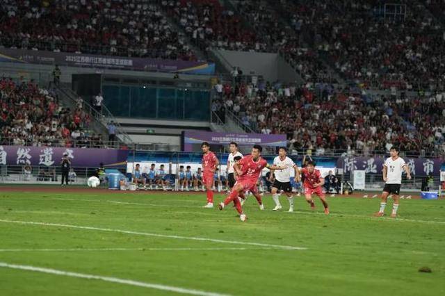 双方球队在足球比赛中展开激烈较量 双方球队在足球比赛中展开激烈较量