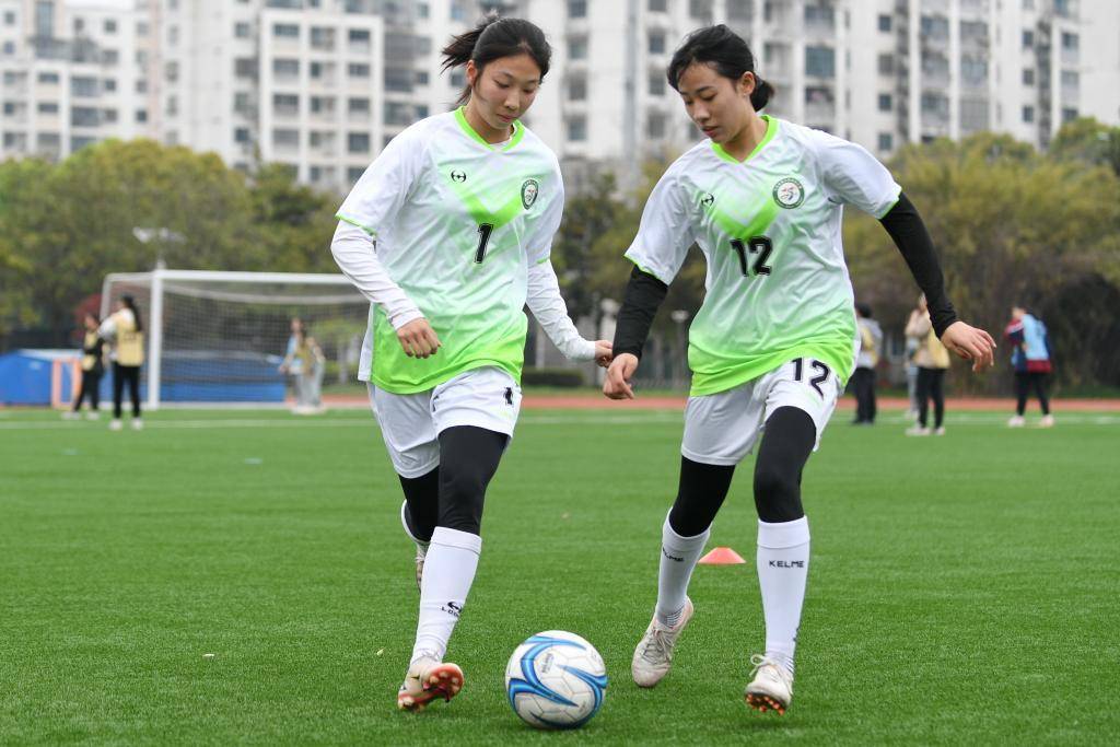 三亿体育体育登录-足球比赛中一支势不可挡的女足队伍