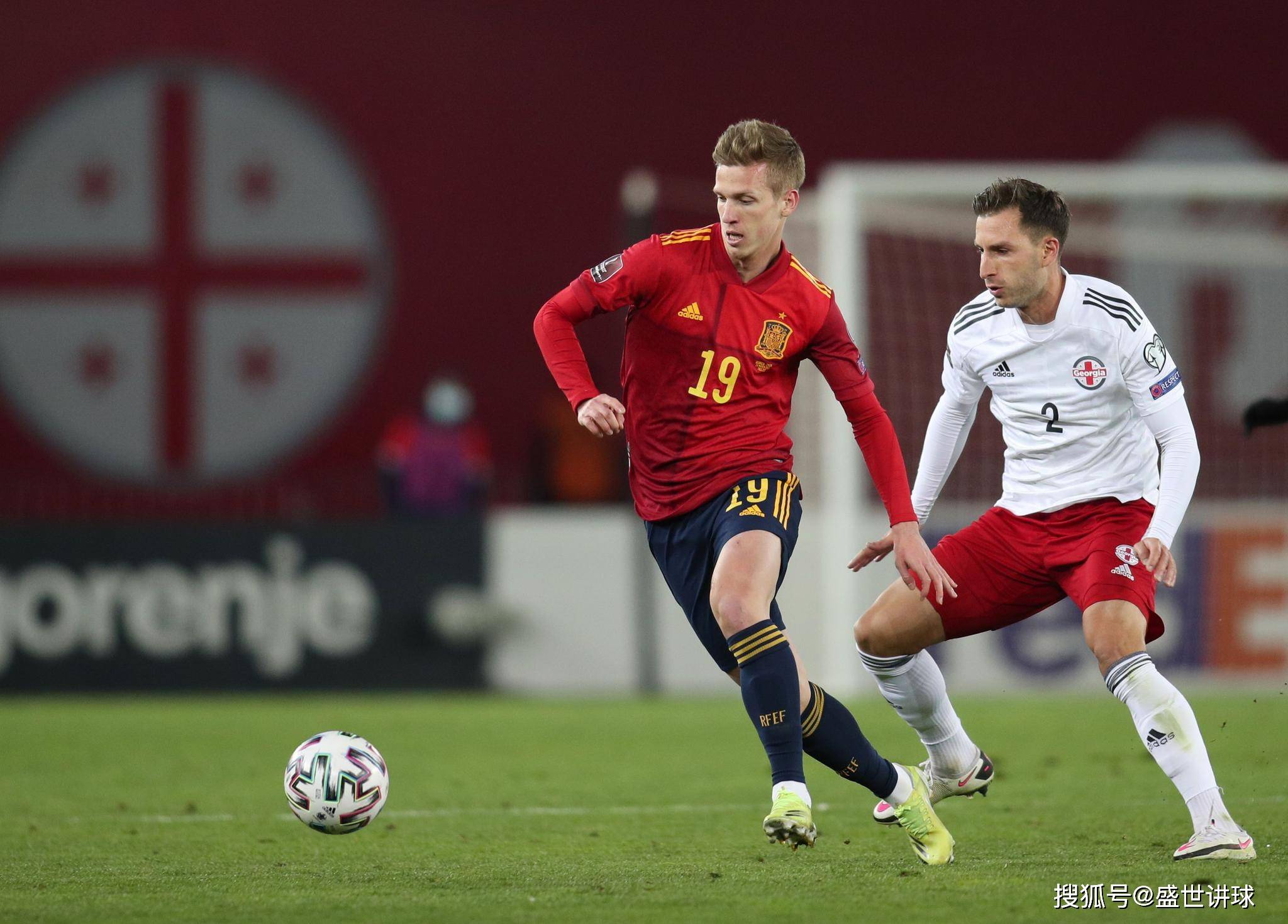 欧洲杯赛场惊险刺激，球员表现抢眼