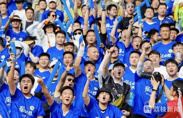 足球比赛席卷全国,球迷热情高涨 足球比赛席卷全国,球迷热情高涨