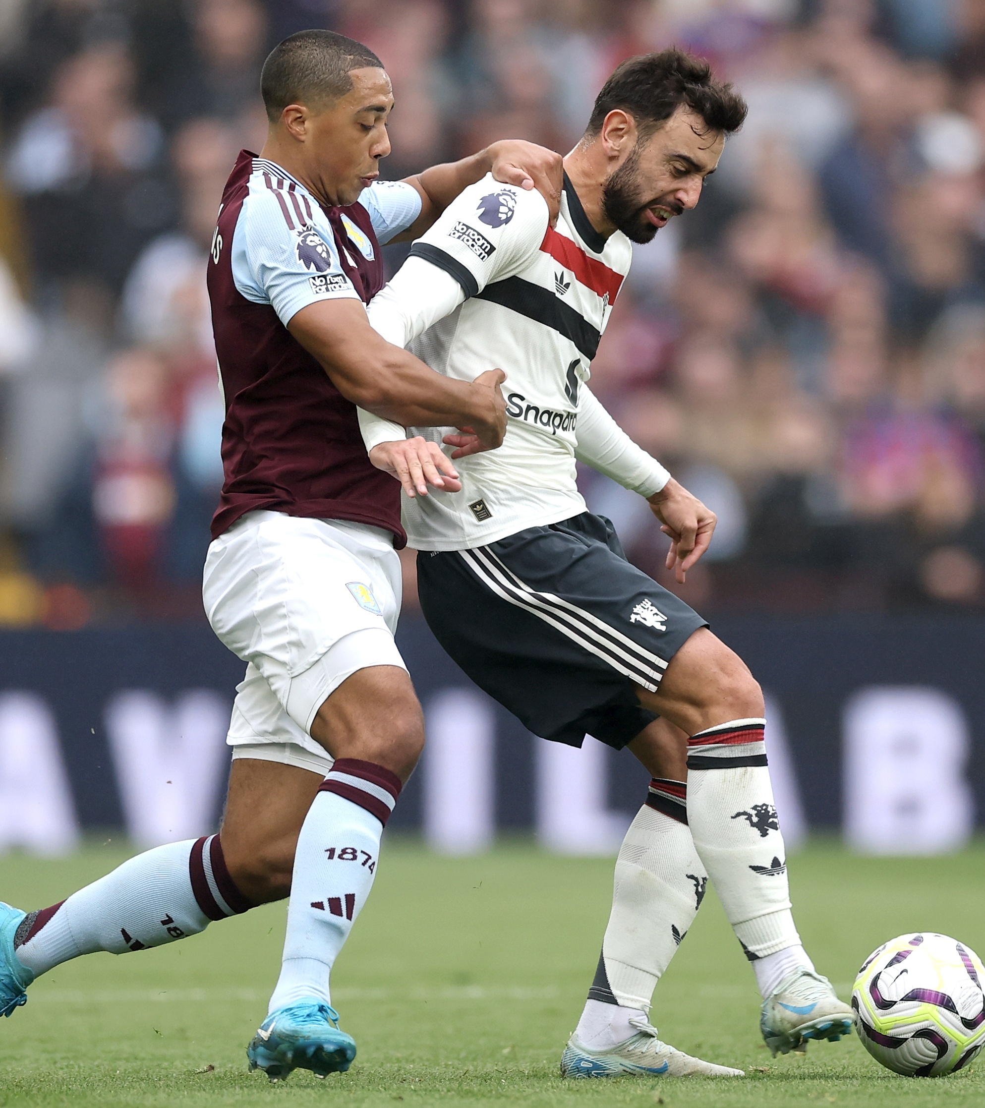 曼联客场大败,球员表现低迷 曼联客场大败,球员表现低迷