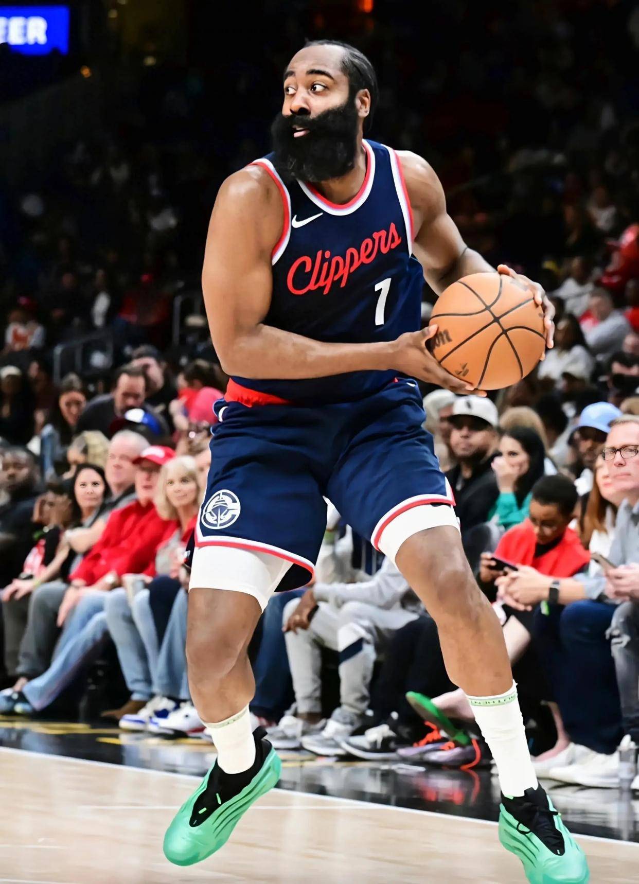 快船主场大胜鹈鹕,扩大胜场 快船主场大胜鹈鹕,扩大胜场