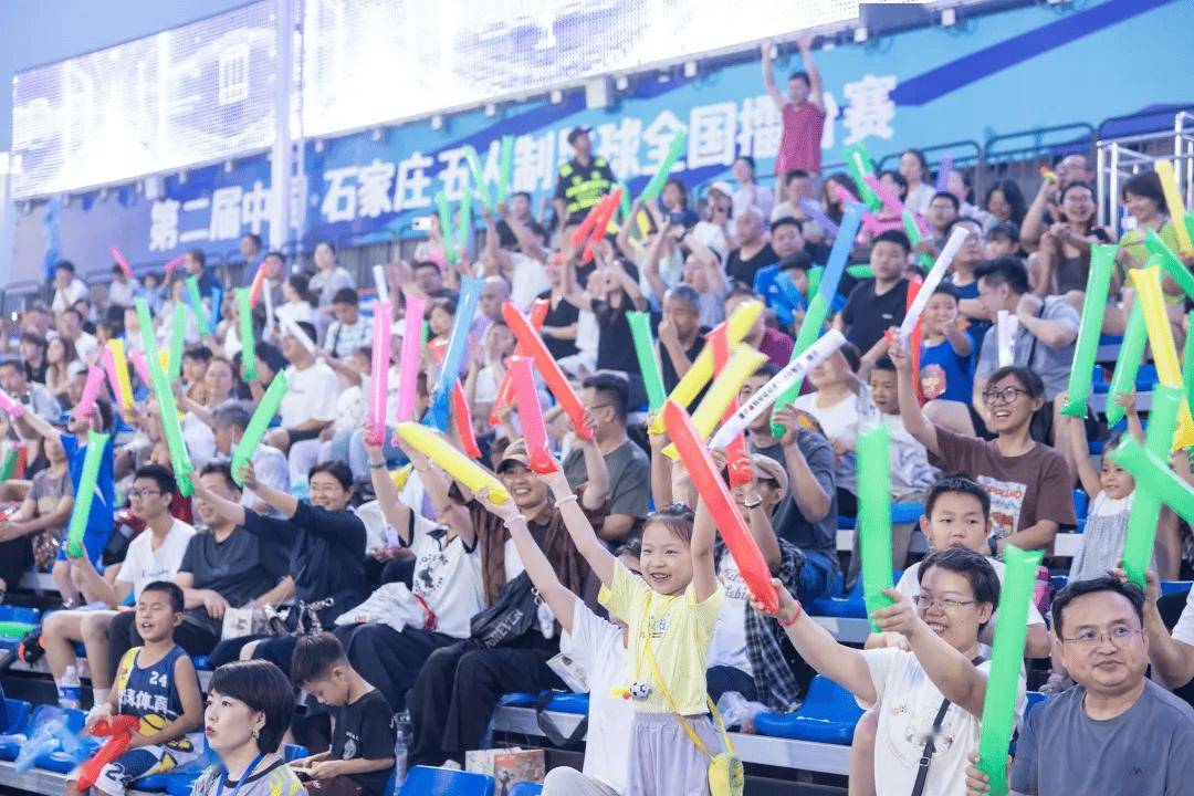 球场上的精彩瞬间引发无数观众热烈欢呼的简单介绍 球场上的精彩瞬间引发无数观众热烈欢呼的简单介绍