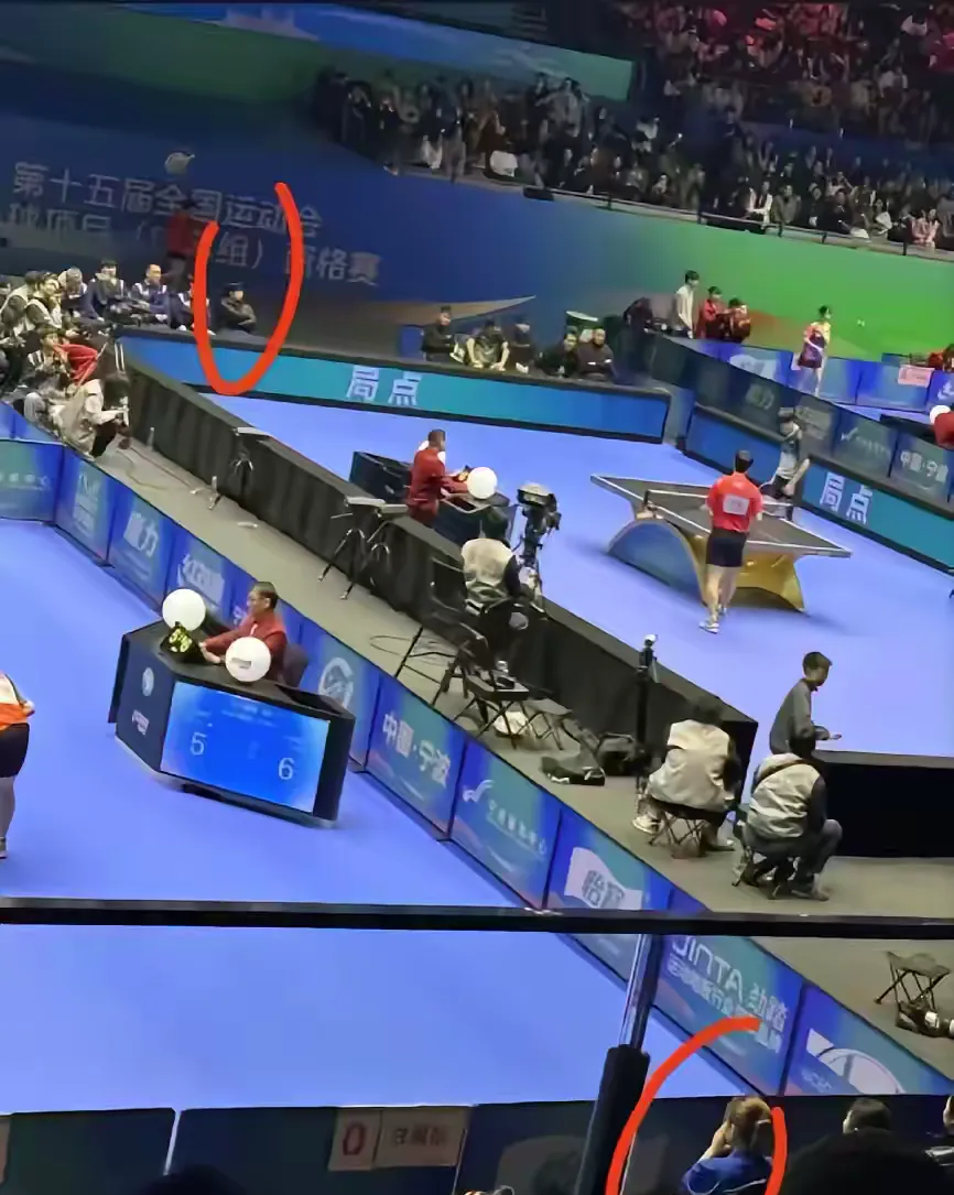 曲棍球比赛中场面混乱，裁判受挑战